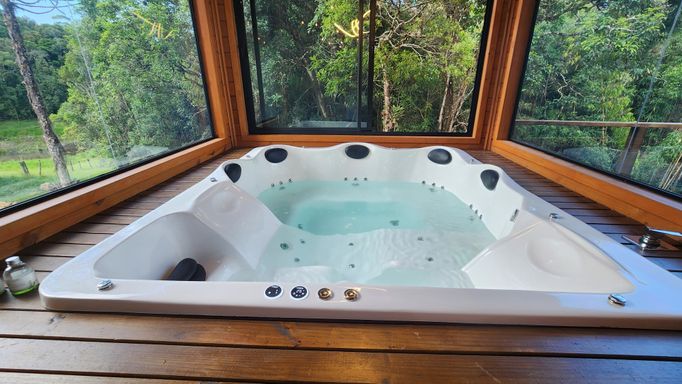 LINDA E AMPLA BANHEIRA COM 2 JATOS E CROMOTERAPIA...