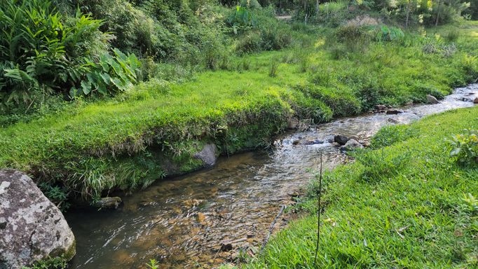 LINDO RIACHO DENTRO DO TERRENO