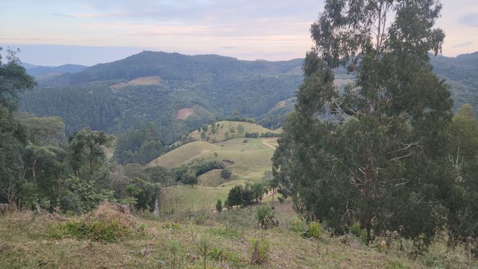 Pastagem  e linda vista para as colinas