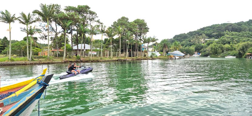 Canal da Barra da Lagoa, 1 quadra da pousada