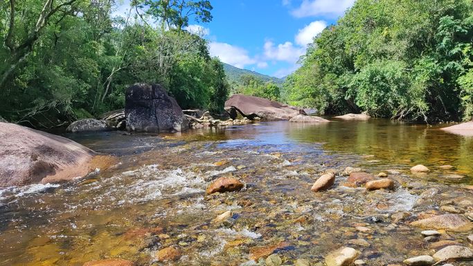 LINDO RIO E LINDAS PEDRAS