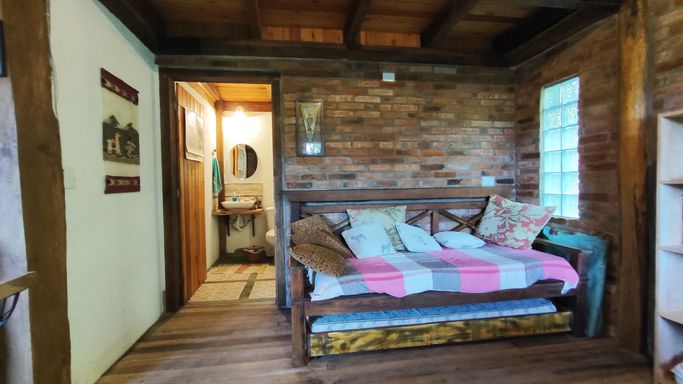 SOFA CAMA E BANHEIRO