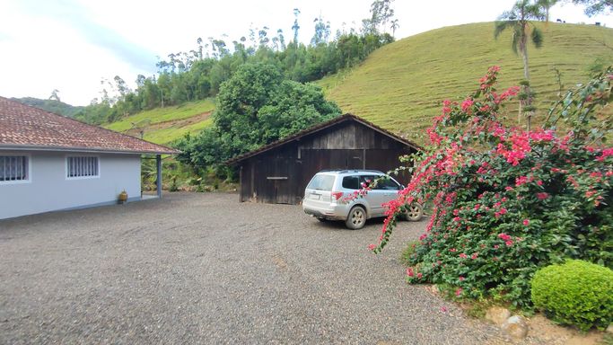 CASA DE MADEIRA E PASTAGEM