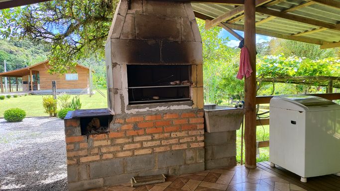 FOGAO A LENHA E CHURRASQUEIRA