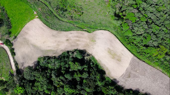 Vista aérea do chão pronto e da mata na chácara à venda em Águas Mornas SC
