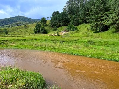 Riacho e vista vom pastagem