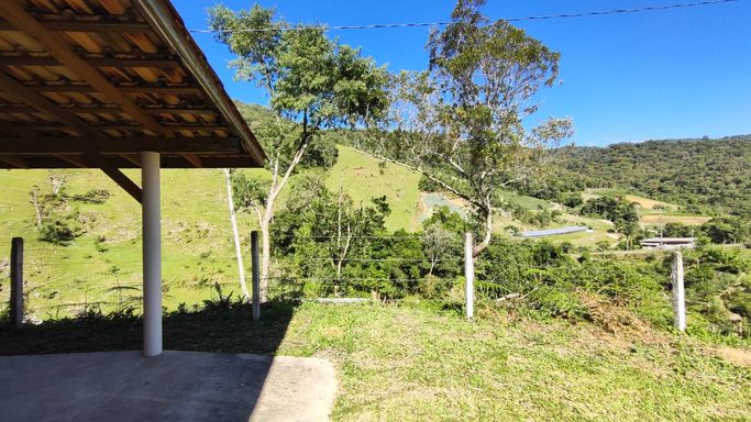 Linda vista para a pastagem e casa