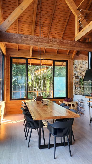 AMPLA MESA DA SALA E LINDA VISTA PRA O BOSQUE