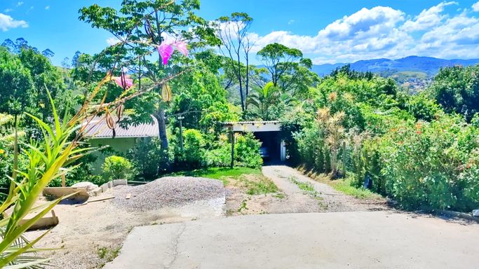 LINDA VISTA, CASA E GARAGEM