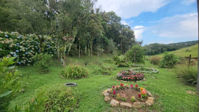 JARDIM COM LINDAS FLORES