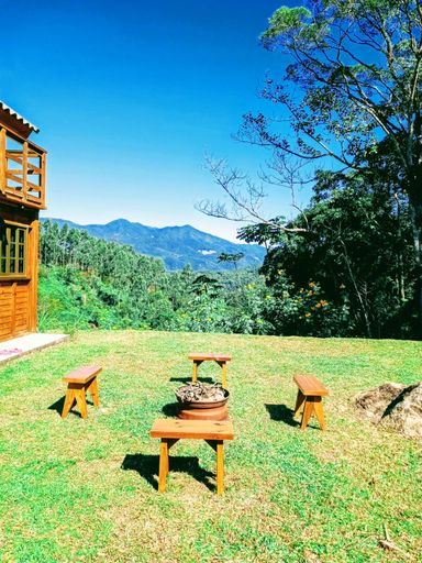 BANCOS, CASA E LINDA VISTA PARA A NATUREZA