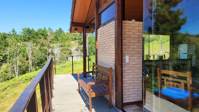 VARANDA E BANCO DE MADEIRA COM VISTA LINDA