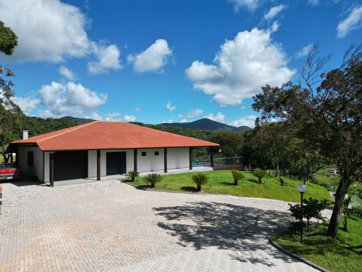 CASA COM LINDA VARANDA