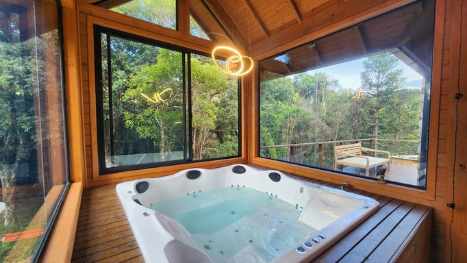 BANHEIRA 7 LUGARES E LINDA VISTA PARA  O  BOSQUE