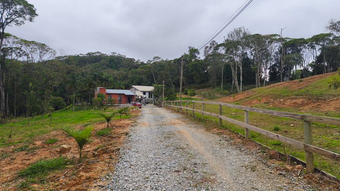 Estrada interna de cascalho