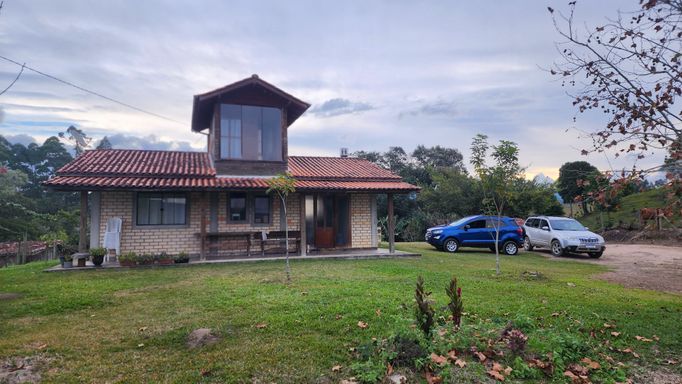 Linda casa e belo por do sol