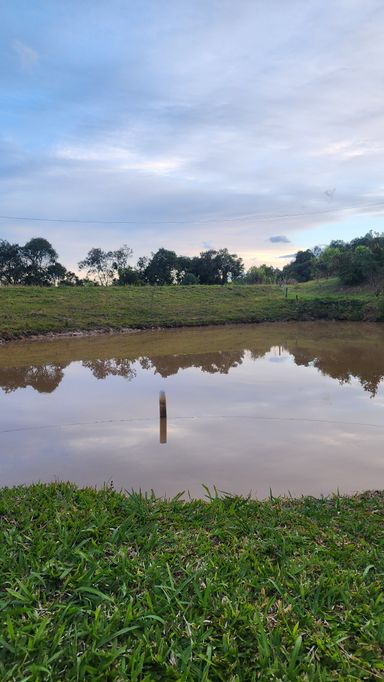 Lindo açude e pomares