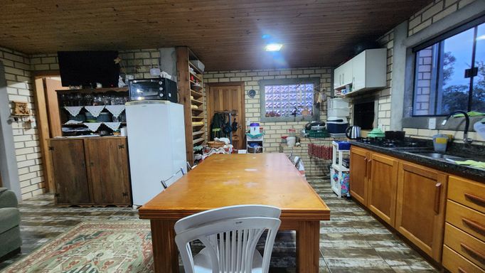 Mesa e móveis da cozinha