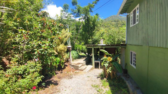 FLLORES, CASA , POMAR E AREA DE FESTAS