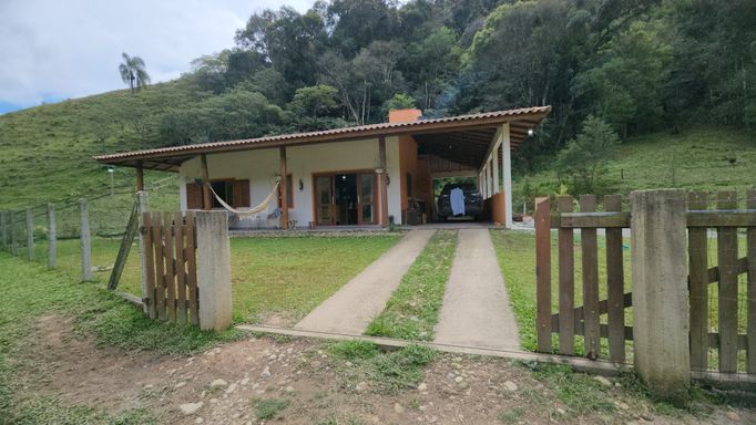 LINDA CASA COM VARANDA