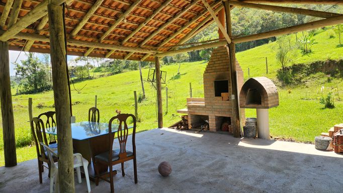 AREA DE FESTAS  COM FORNO E FOGAO A LENHA