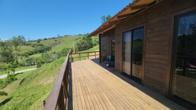 AMPLA VARANDA COM VISTA MARAVILHOSAS