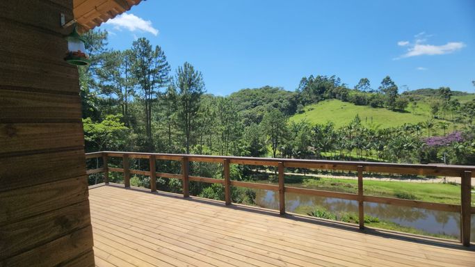 VARADA COM VISTA PARA O LAGO E A NATUREZA