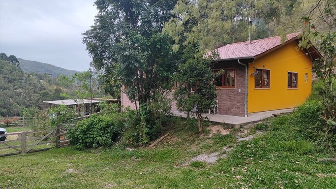 CASA  PRINCIPAL COM 2 QUARTOS E 2 SALAS