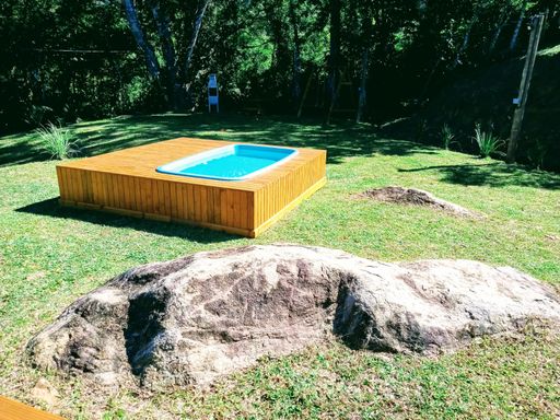 PEDRA, PISCINA E NATUREZA