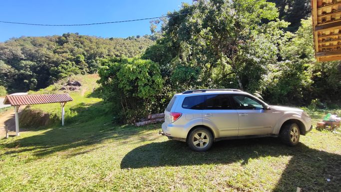 Carro e portal do sítio