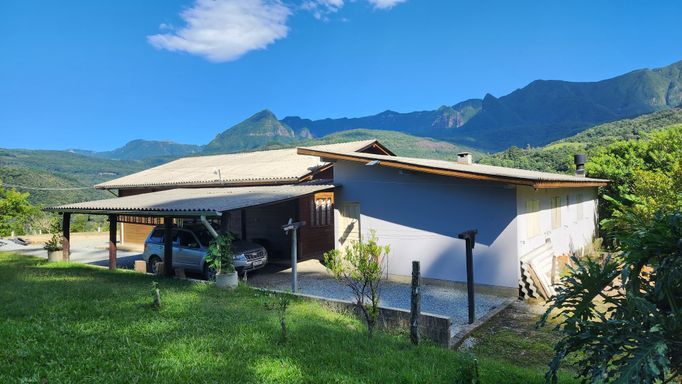 CASA E AREA DE FESTAS