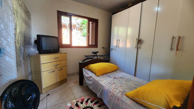 DORMITORIO DE SOLTEIRO COM CAMA E ROUPEIRO