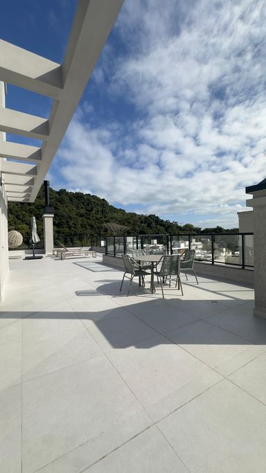 Vista mar e montanhas no amplo terraço