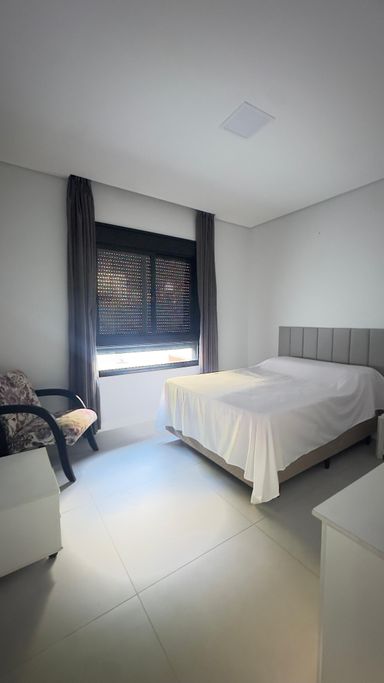 quarto com persiana elétrica