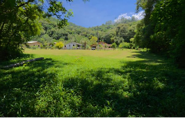 Ampla área plana gramada