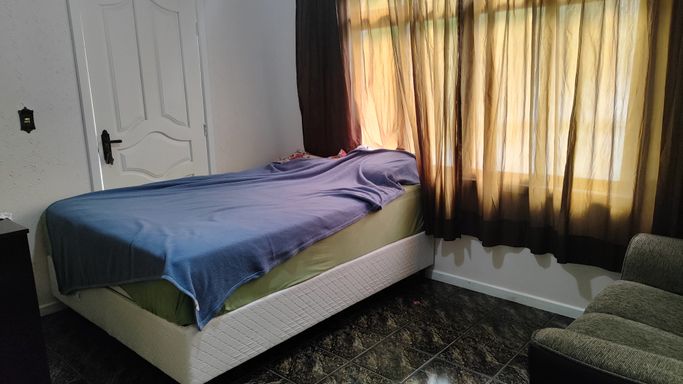 SALA COM CAMA DE CASAL