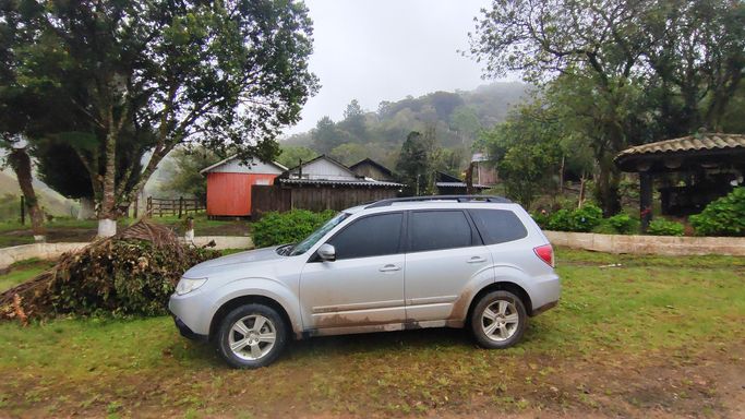 CARRO E CASAS DE CASEIROO