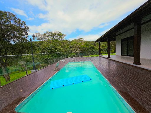 Deck com piscina e vista