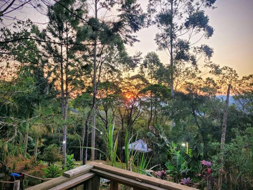 VARANDA DA CASA E LINDO POR DO SOL