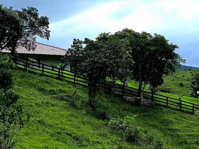 Pastagem com cerca de madeira