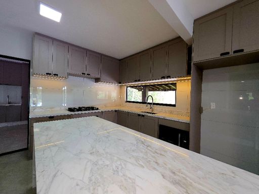 Cozinha planejada com mármore