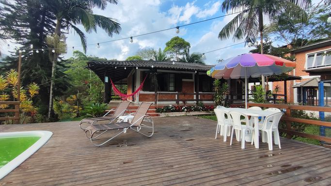 CASA COM VARANDA E PISCINA