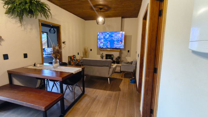 Sala com TV e mesa
