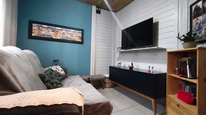 Sala com sofá e TV
