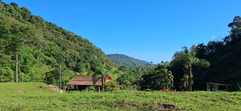 Casa nas colinas e pastagem