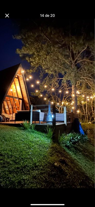 Area externa cabana iluminada a noite