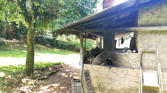 VARANDA COM FORNO A LENHA