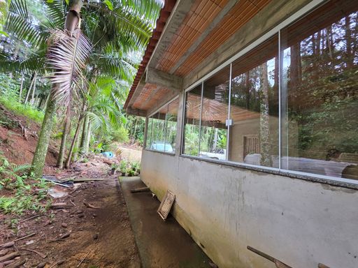 Lateral da casa com janelas de vidro