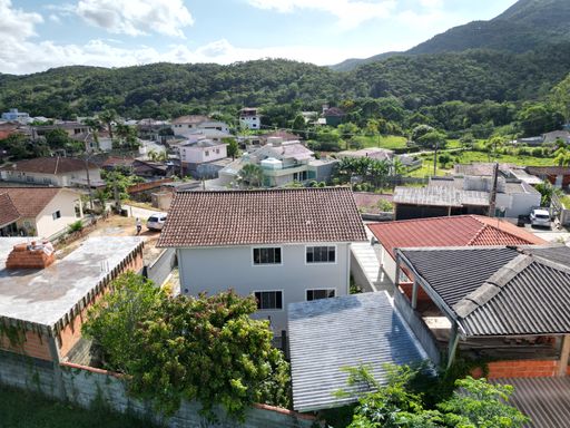 FUNDOS DA CASA E VISTA PARA AS COLINAS