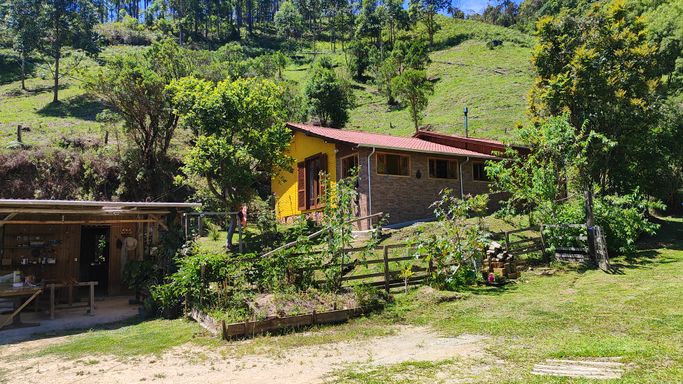 Deposto grande com lavanderia e possibilidades de transformar em casa mais casa principal